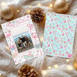 Pink & Aqua Flamingo Beach Weihnachts-Foto Feiertagskarte<br><div class="desc">PreppyPrint.com - Feiern Sie Weihnachten im Stil! Fügen Sie Ihre personalisierte Touch zu diesen Weihnachtskarten hinzu. Übertragen Sie dieses Design auch auf die Produkte Ihrer Wahl! Klicken Sie auf das Kästchen unter "Zazzle-Logo", um das Zazzle-Logo von der Rückseite der Karte zu entfernen. Bitte besuchen Sie meinen Designer-Shop, PreppyPrint.com, um die...</div>