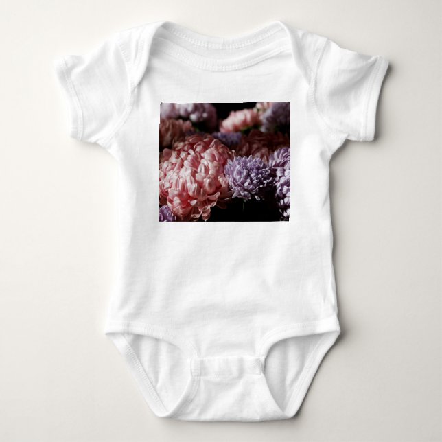 Pink Aster Bouquet: Barockbeleuchtung. Baby Strampler (Vorderseite)