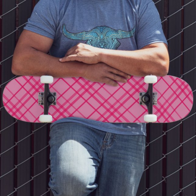Pink auf rosa Tartan Kariertes Muster Skateboard (Von Creator hochgeladen)