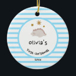 Pink Baby Dino | First Christmas Baby Blue Strip Keramik Ornament<br><div class="desc">Elegantes, modernes und niedliches Foto Weihnachtsschmuck auf babyblauen Streifen Muster. Diese Vorlage zeigt eine anmutige Abbildung von Pink Baby Dinosaurier, die unter den goldgelben Sternen schlafen, mit dem Namen des Baby. Umkehren, um ein schönes Baby Foto in rot Streifen Rahmen zu enthüllen. Ideal für Junge und Mädchen. Perfektes Geschenk für...</div>