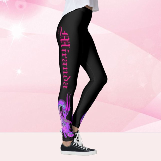 Pink Baby Dragon Ihr Name in Gothic Script Black Leggings (Von Creator hochgeladen)