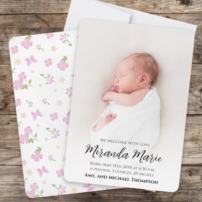 Pink Baby Girl Floral Foto Geburtserklärung (Baby photo announcement card with floral and butterfly pattern. )