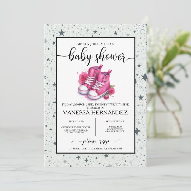 Pink Baby High Tops Babydusche Einladung (Stehend Vorderseite)