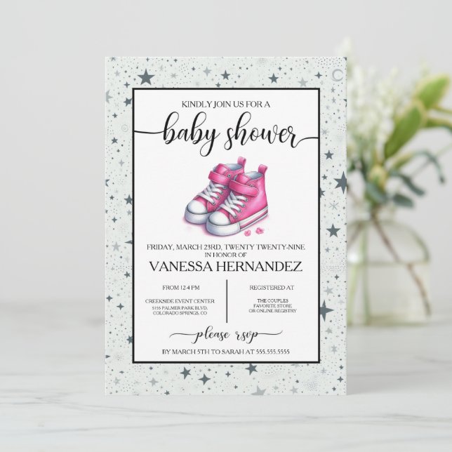 Pink Baby High Tops Babydusche Einladung (Stehend Vorderseite)