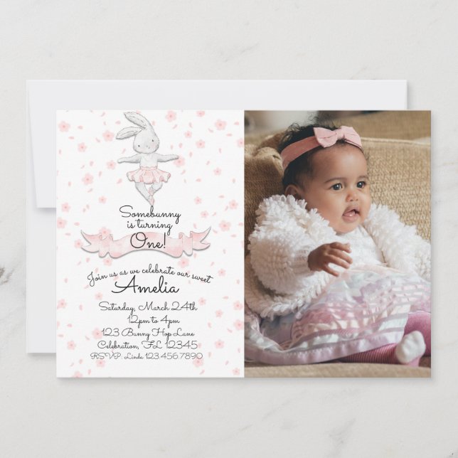 Pink Ballerina Bunny First Birthday Floral Foto Einladung (Vorderseite)