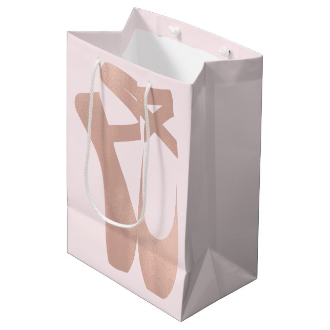 Pink Ballet Slippers Ballerina Rose Gold Party Mittlere Geschenktüte (Vorderseite Schrägansicht)