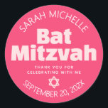 Pink Bat Mitzvah Bold Typografie Cool Retro Groovy Runder Aufkleber<br><div class="desc">Seien Sie stolz, freuen Sie sich und präsentieren Sie diesen Meilenstein Ihres Lieblings-Bat Mitzvah! Nutzen Sie diesen stilvollen Pop, personalisierte Aufkleber, um ihren besonderen Tag zu ergänzen. Spaß, Groovy, rot und weiß modern sans serif typografie und Star of David überlagern einen kühnen korallenrosa Hintergrund. Personalisieren Sie den benutzerdefinierten Text mit...</div>