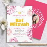 Pink Bat Mitzvah Foto Kühne Coole Sternexplosion G Einladung<br><div class="desc">Seien Sie stolz, freuen Sie sich und präsentieren Sie diesen Meilenstein Ihres Lieblings-Bat Mitzvah mit dieser lustigen, trendigen, fröhlichen, personalisierten Einladung! Retro-Sternexplosionen mit heißen rosa und korallenfarbenen Blume mit den Sternen von David, sowie kühne moderne, gelbe, heiß rosa und dunkelgraue Sans Serif Typografie, überlagern einen weißen Hintergrund. Auf der Rückseite,...</div>