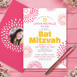 Pink Bat Mitzvah Foto Kühne Sternexplosion Cool Gr Einladung<br><div class="desc">Seien Sie stolz, freuen Sie sich und präsentieren Sie diesen Meilenstein Ihres Lieblings-Bat Mitzvah mit dieser lustigen, trendigen, fröhlichen, personalisierten Einladung! Retro-Sternexplosionen mit heißen rosa und korallenfarbenen Blume mit den Sternen von David, sowie kühne moderne, gelbe, heiß rosa und dunkelgraue Sans Serif Typografie, überlagern einen weißen Hintergrund. Auf der Rückseite,...</div>