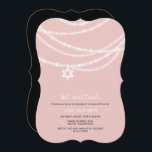 Pink Bat Mitzvah Glitzern Stern von David laden Einladung<br><div class="desc">Pink Bat Mitzvah Glitzern Star der David Religious Invitation Card für Mädchen. Diese moderne und stilvolle, religiöse Einladung Flachkarte besticht durch schicke, funkelnde Zierleisten aus Licht, die an der Vorderseite mit einem einfachen Stern der david Ikone aufgehängt sind. Es gibt viele Farbvarianten dieses Designs in Grau, Gold, Rosa und Blau....</div>