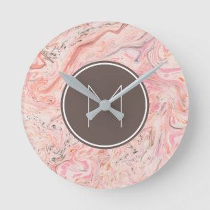 Pink Beige Gray Marble Monogram Runde Wanduhr
