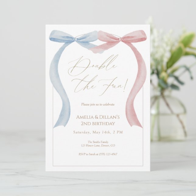 Pink blue bow Twin Birthday Invitation (Debout devant)