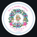 Pink Blue Christmas Nutcracker Wreath Baby Dusche Runder Aufkleber<br><div class="desc">Niedlich Pink und Blue Christmas Nutcracker Kranz für süße Babydusche Thema. Suchen Sie die passenden Produkte (unten). Personalisiert.</div>