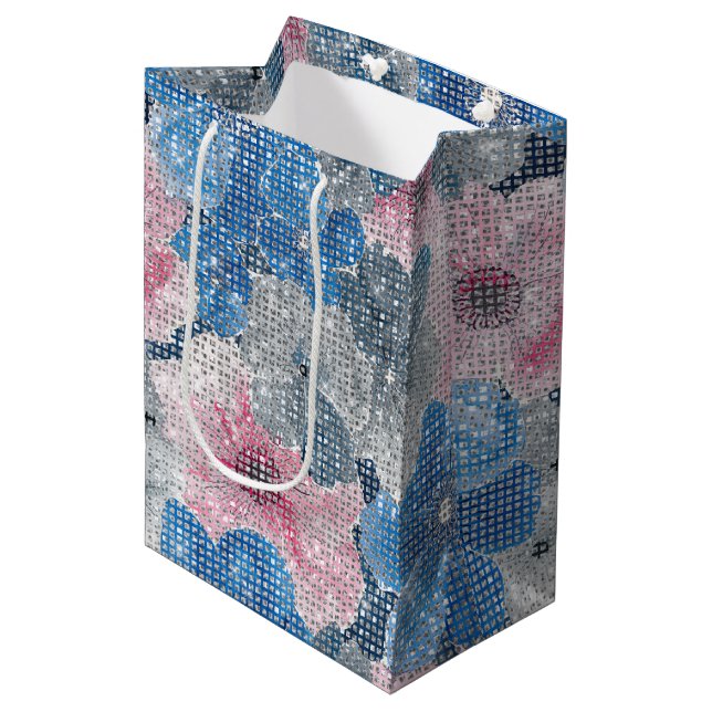 Pink Blue Flowers Mittlere Geschenktüte (Vorderseite Schrägansicht)