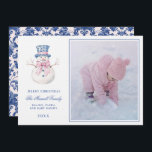 Pink & Blue Grandmillennial Damask Snowman Foto Einladung<br><div class="desc">Diese Weihnachtskarte hat ein prächtiges,  altmodisches Design mit einem Snowman mit einem blauen und rosa Hut und einem rosa Bogen. Der untere Teil hat einen blauen Text,  der "Frohe Weihnachten" sagt. Sie können mit einem Namen und Jahr personalisieren. Der Rücken hat ein koordinierendes dunkelblaues Damast-Muster.</div>