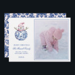 Pink & Blue Grandmillennial Damask Snowman Foto Einladung<br><div class="desc">Die Weihnachtskarte ist ein prächtiges,  altmodisches Design mit einem rot-rosa und marineblau-blauen Schneemann. Der untere Teil hat einen blauen Text,  der "Frohe Weihnachten" sagt. Sie können mit einem Namen und Jahr personalisieren. Der Rücken hat ein koordinierendes dunkelblaues Damast-Muster.</div>