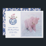 Pink & Blue Grandmillennial Damask Snowman Foto Einladung<br><div class="desc">Die Weihnachtskarte ist ein prächtiges,  altmodisches Design mit einem rot-rosa und marineblau-blauen Schneemann. Der untere Teil hat einen blauen Text,  der "Frohe Weihnachten" sagt. Sie können mit einem Namen und Jahr personalisieren. Der Rücken hat ein koordinierendes dunkelblaues Damast-Muster.</div>
