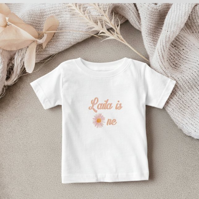 Pink Blush Groovy Daisy Birthday Personalized Baby T-shirt (Von Creator hochgeladen)