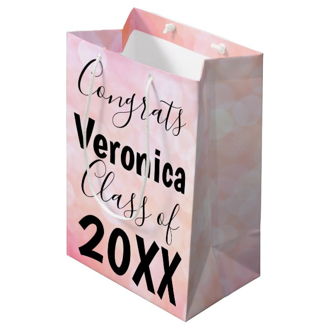 Pink Bokeh Personalisierter Abschluss Geschenktasc Mittlere Geschenktüte (Vorderseite Schrägansicht)