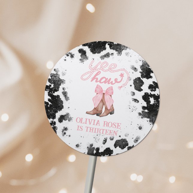 Pink Bow & Cowgirl Boots Coquette Western Geburtst Runder Aufkleber (Von Creator hochgeladen)