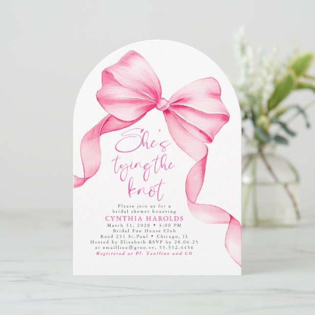 Pink Bow She's Tying the Knot Bridal Shower Photo Einladung (Stehend Vorderseite)