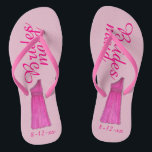 Pink Bridesmaid Dress Wedding Party Flip Flops<br><div class="desc">Flip Flops zeigen eine originelle Marker-Abbildung eines hübsch rosa Brautjungfrau/Trauzeugin Kleides mit BRIDESMAID in einem lustigen Schriftart. Gutes kleines Geschenk für Ihre Hochzeitsfeier! Personalisieren Sie einfach das Datum Ihrer Veranstaltung. Koordination von Designs für andere Mitglieder des Brautparty. Der Designer ist verfügbar, um benutzerdefinierte Designs zu erstellen und hochzuladen, um den...</div>