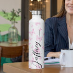 Pink Butterfly Muster Geschenk für Bridesmaid Cust Trinkflasche<br><div class="desc">Eine einfache und niedliche personalisierte Edelstahlflasche. Fügen Sie Ihren Namen hinzu und machen Sie es zu Ihrem.</div>