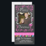 Pink Chalkboard Frohe Weihnachts-Weihnachtsfotokar Feiertagskarte<br><div class="desc">Fröhliche Weihnachtsfotokarten mit einem Chalkboard-Look Hintergrund,  viele rosa Wirbel und Text,  der Fröhliche Weihnachten,  eine Reihe farbenfroher Baumlichter in verschiedenen Farben,  rosa hängende Ornamente,  und Bereiche können Sie diese schönen und hellen Urlaubskarten mit Ihrem Foto und Namen anpassen!</div>