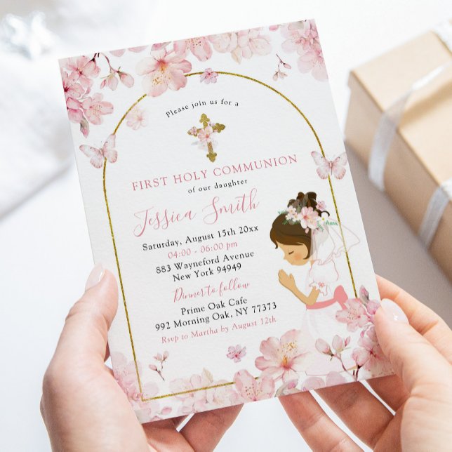 Pink Cherry Blossom Girl Kneeling Erste Kommune Einladung (Von Creator hochgeladen)