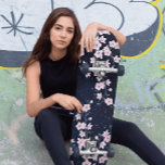Pink Cherry Blossom Starry Night Sky Skateboard<br><div class="desc">Ein dunkelrosa Kirschblütenzweig auf einem dunkelblauen Hintergrund.</div>