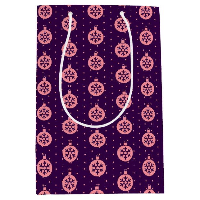 Pink Christmas Ornaments on Purple Modern Holiday Mittlere Geschenktüte (Vorderseite)