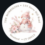 Pink Christmas Snowman-Rücksendeadresse Runder Aufkleber<br><div class="desc">Rosa kleine Schneemännerin und Poinsettia Rückkehr Adresse Etikett. Sie können den Text nach Ihren Wünschen ändern</div>