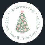 Pink Christmas Tree Chinoiserie Rücksendeadresse Runder Aufkleber<br><div class="desc">Dieses flexible Aufkleber-Design zeichnet sich durch einen orginell dekorierten Weihnachtsbaum mit kreisförmigem Rand aus. Hier für eine Rücksendeadresse angegeben,  aber alle Textfelder sind flexibel auf Ihre Bedürfnisse,  z.B. ein Dankeschön für Aufkleber. Alle Aquarellelemente wurden ursprünglich von mir handgemalt,  bevor sie in digitale Form gescannt wurden.</div>