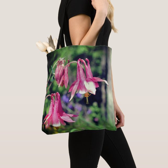 Pink Columbine Flowers Close Up  Tasche (Von Nahem)