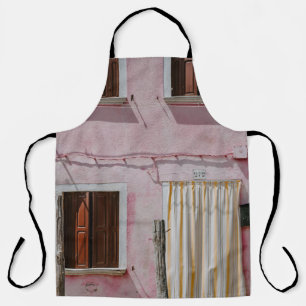 PINK CONCRETE HOUSE MIT DREI FENSTER UND EINEM DOK SCHÜRZE