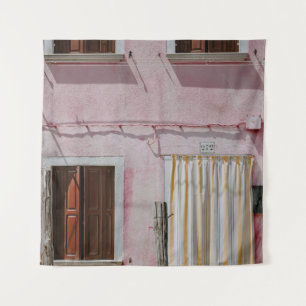 PINK CONCRETE HOUSE MIT DREI FENSTER UND EINEM DOK WANDTEPPICH