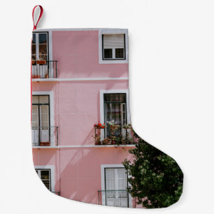 PINK CONCRETE KOMMERZIELLES GEBÄUDE IN DER NÄHE KLEINER WEIHNACHTSSTRUMPF