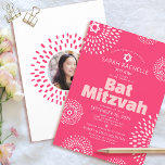 Pink Coral Bat Mitzvah Foto Kühne Sternexplosion G Einladung<br><div class="desc">Seien Sie stolz, freuen Sie sich und präsentieren Sie diesen Meilenstein Ihres Lieblings-Bat Mitzvah mit dieser lustigen, trendigen, fröhlichen, personalisierten Einladung! Retro-Sternexplosionen in Rosa und Rosa mit Stars von David, sowie kühne moderne rot-weiße Sans Serif Typografie, überlagern einen hellen korallenrosa Hintergrund. Auf der Rückseite liegen das Foto Ihrer Wahl und...</div>