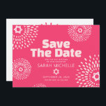 Pink Coral Bat Mitzvah Kühne Sternexplosion Cool M Save The Date<br><div class="desc">Achten Sie darauf, dass alle Ihre Freunde und Verwandten den Meilenstein Ihrer Tochter Bat Mitzvah feiern können! Senden Sie diese lustige, boho Retro, personalisierte "Save the Date" Ankündigungskarte. Retro-Sternexplosionen in Rosa und Rosa mit Stars von David, sowie kühne moderne rot-weiße Sans Serif Typografie, überlagern einen hellen korallenrosa Hintergrund. Personalisieren Sie...</div>