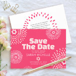 Pink Coral Bat Mitzvah Kühne Sternexplosion Cool M Save The Date<br><div class="desc">Achten Sie darauf, dass alle Ihre Freunde und Verwandten den Meilenstein Ihrer Tochter Bat Mitzvah feiern können! Senden Sie diese lustige, boho Retro, personalisierte "Save the Date" Ankündigungskarte. Retro-Sternexplosionen in Rosa und Rosa mit Stars von David, sowie kühne moderne rot-weiße Sans Serif Typografie, überlagern einen hellen korallenrosa Hintergrund. Personalisieren Sie...</div>