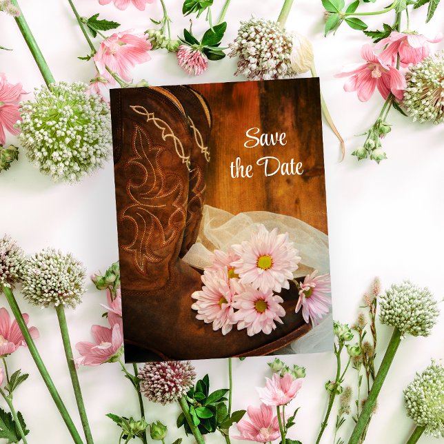 Pink Daisies Cowboy Boots Wedding Save the Date Ankündigungspostkarte (Von Creator hochgeladen)