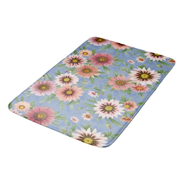 Pink Daisies Hübsches Blumenmuster auf blau Badematte (Schrägansicht)