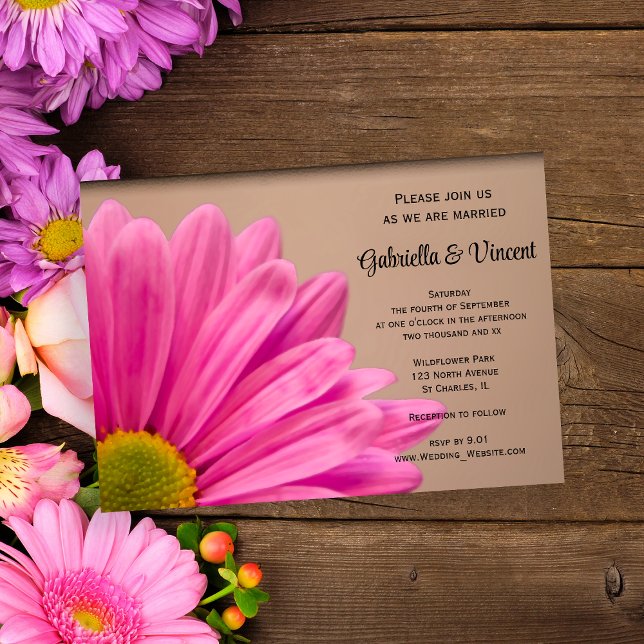 Pink Daisy auf Tan Wedding Einladung (Invite guests to your garden party marriage with the pretty Pink Daisy on Tan Wedding Invitation.)