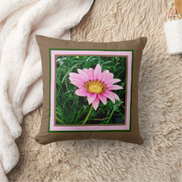 PINK DAISY ÜBER KOKOASBROWN HINTERGRUND KISSEN