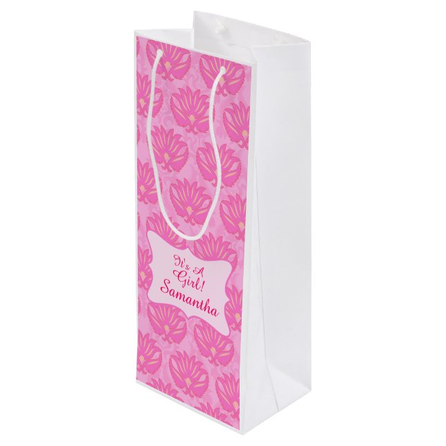 Pink Damask Baby Sein Mädchenname Personalisiert Geschenktüte Für Weinflaschen (Rückseite Schrägansicht)