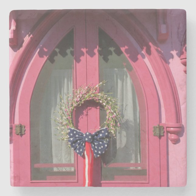 Pink Door Gingerbread Hütte - Martha's Vineyard Steinuntersetzer (Vorderseite)