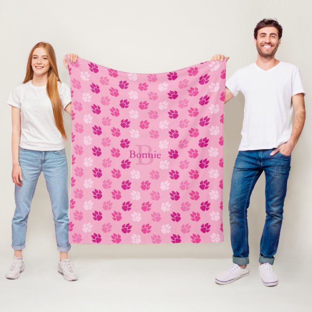 Pink Dose wird zusammen mit Monogramm und Name auf Fleecedecke (Beispiel)