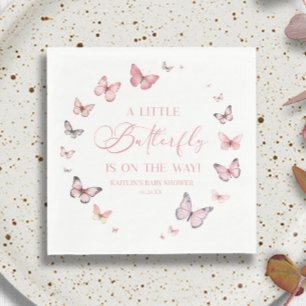 Pink Ein kleiner Schmetterling ist auf dem Weg zur Serviette