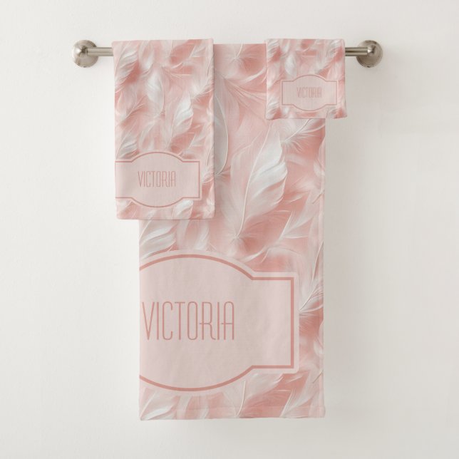 Pink Feathers Delicate White Monogrammed Badhandtuch Set (Insitu)