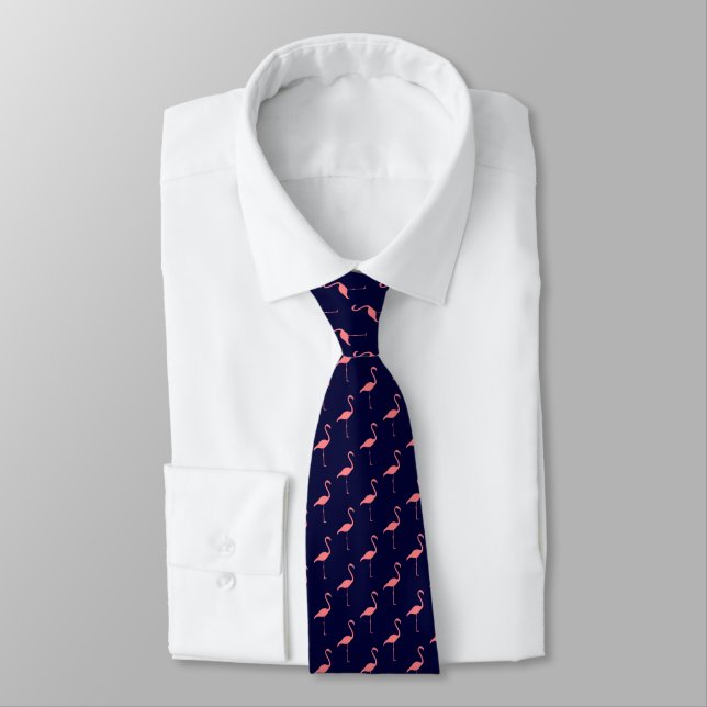 Pink Flamingo auf Navy Blue Neck Tie Krawatte (Gebunden)